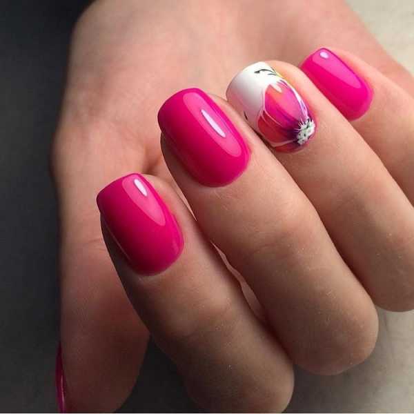 Розовый маникюр с дизайном на короткие ногти фото